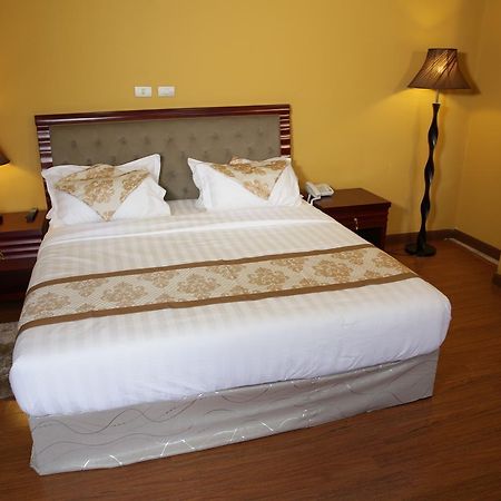 Blue Nest Hotel Addis Abeba Esterno foto