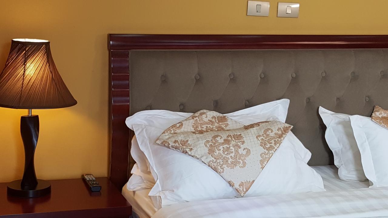 Blue Nest Hotel Addis Abeba Esterno foto