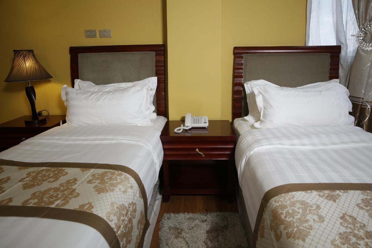 Blue Nest Hotel Addis Abeba Esterno foto